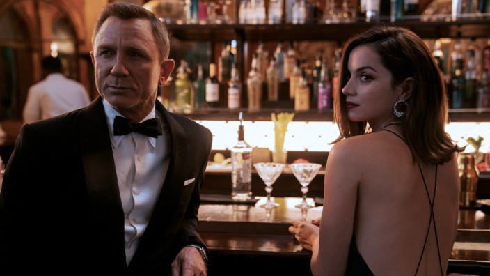 "James Bond 007: Keine Zeit zu sterben": James Bond (Daniel Craig) and Paloma (Ana de Armas) im Film "Keine Zeit zu sterben", der weiterhin im Kino starten soll.