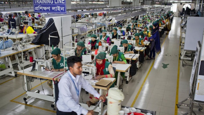 Menschenrechte: Auszubildende in einer Bekleidungsfabrik in der Nähe von Dhaka, Bangladesch. Oft arbeiten die Fabrikarbeiter unter menschenunwürdigen Bedingungen.