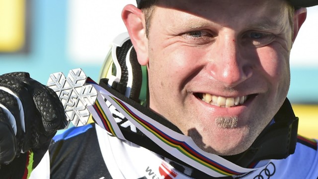 Skifahrer Romed Baumann: "Nicht so unerfolgreich": Romed Baumann präsentiert seine WM-Silbermedaille vom Super-G in Cortina - sein bislang größter Erfolg.