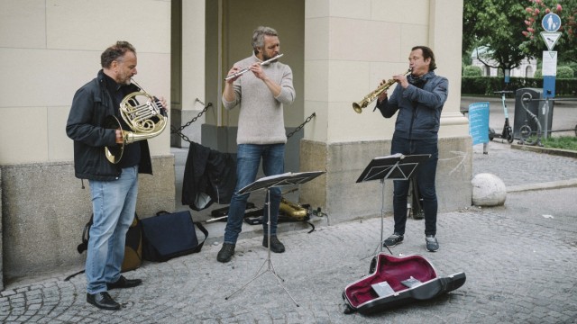 Kultur in der Krise: Ein klassisches Trio spielt im Hofgarten.