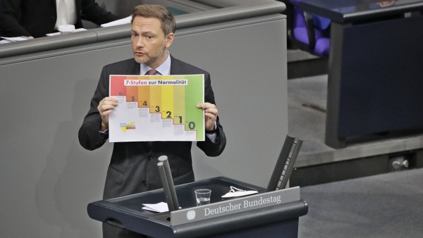FDP Bundesvorsitzender Christian Lindner am Redepult im Bundestag 11.02.2021 FDP Bundesvorsitzender Christian Lindner a