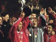 Weltpokalsieger 2001 Bayern München v.li.: Trainer Ottmar Hitzfeld, Giovane Elber mit dem Toyota Cup, Torwart Oliver Ka