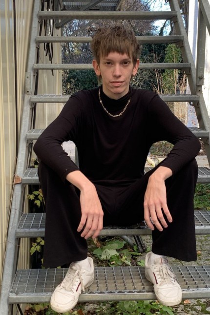 Kunstform Drag: Patrik Grießmeier trägt im Alltag gerne Rollkragenpulli. Wenn er Bilder von sich im Internet hochlädt, verändert er sich.