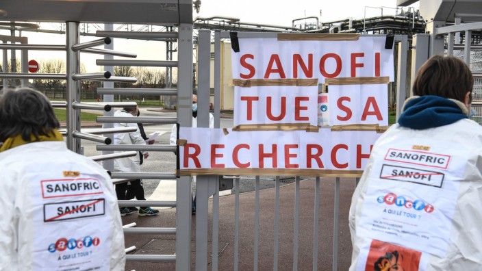 Corona-Impfstoff: "Sanofi tötet seine Forschung", steht am Tor einer Fabrik von Sanofi. Der französische Konzern ist mit seinem Impfstoff im Verzug. Anfang Februar protestierten Mitarbeiter gegen einen Stellenabbau in der Entwicklung.
