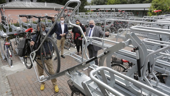 Verkehr und Infrastruktur: Mithilfe eines Förderprogramms des Bundes sollen Räder komfortabler an Bahnhöfen geparkt werden - wie seit dem vergangenen Sommer in Freising.