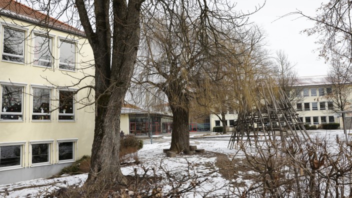 Freisinger Planungsausschuss: Die Grundschule St. Lantbert in Lerchenfeld wird erweitert. In dem geplanten Anbau wird unter anderem eine Mensa untergebracht. Für die Bäume, die gefällt werden müssen, wird es Ersatzpflanzungen geben.