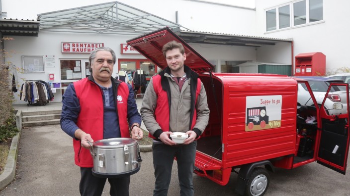 Soziales Projekt "My Way": Über das Angebot einer warmen Mahlzeit wollten Sozialarbeiter wie Mario Altmann und Robert Maier (rechts) mit der mobilen Suppenküche in den zwanglosen Kontakt mit den Jugendlichen kommen.