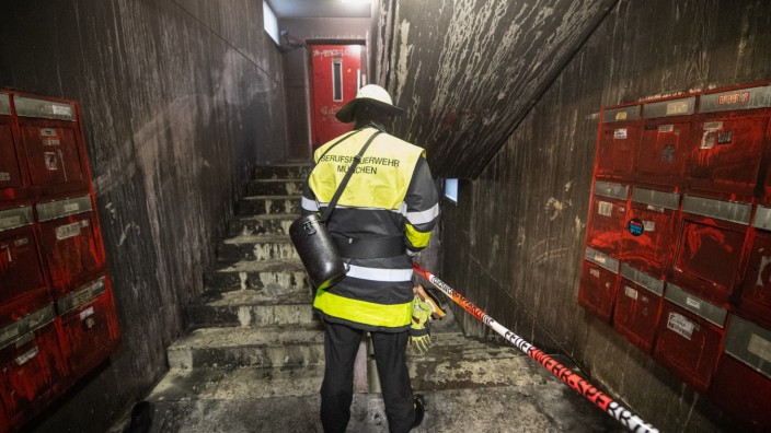Freimann: Ein Feuerwehrmann steht nach dem Brand im verrußten Treppenhaus des Studentenwohnheims.