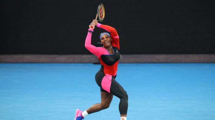 Tennis: Frauen: Eigenwillige Schlagtechnik, eigenwilliges Kostüme: Serena Williams hat auf ihrem Weg ins Halbfinale nur einen Satz verloren.