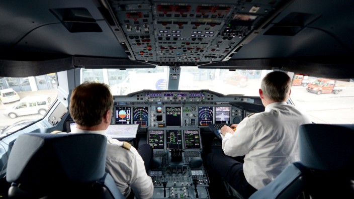 Luftfahrt: Die Lufthansa will künftig bis zu 500 Piloten pro Jahr ausbilden, um ihre Cockpits besetzen zu können.