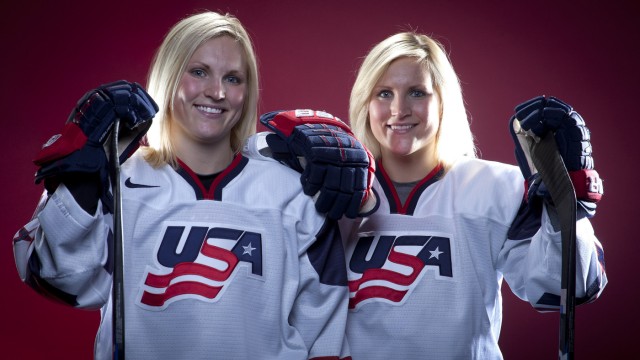 Eishockey: Berühmte Schwestern: Jocelyne, links, und Monique Lamoureux, Olympiasiegerinnen und sechsfache Weltmeisterinnen mit dem Team USA.