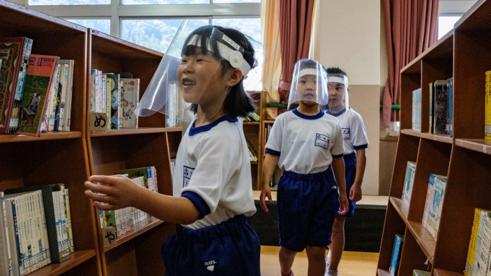 Debatte um japanische Schulbücher: Wer die Inhalte von Schulbüchern bestimmt, kann das Weltbild von Menschen prägen - und Lücken fürs Leben hinterlassen.
