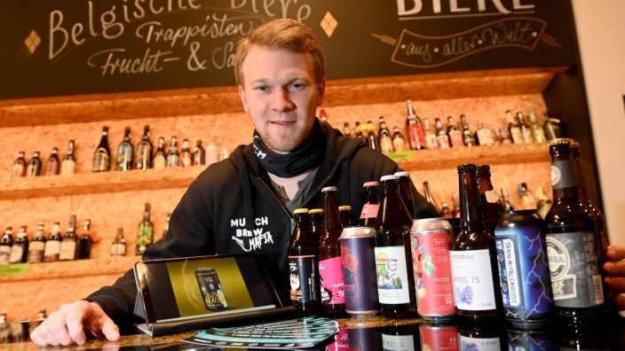 Virtuelles Bierfestival: Dario Stieren von der Munich Brew Mafia präsentiert in der Bierothek den Stoff für die digitale Verkostung via Live-Stream.