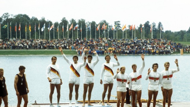 Sanierung der Ruderregatta-Anlage: 1972 strahlte die Anlage bei den Olympischen Spielen in vollem Glanz. Die Siegerehrung im Vierer ohne Steuermann, auf Rang eins die DDR, auf Rang drei die BRD.