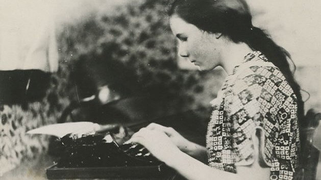 Dem Geheimnis auf der Spur: Barbara Newhall Follett an ihrer Schreibmaschine.