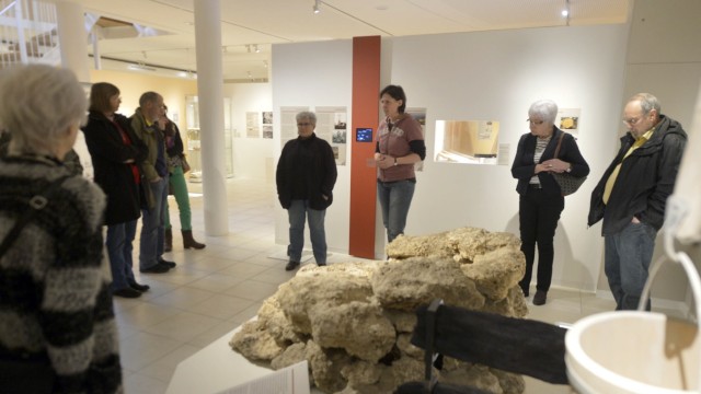 Interaktiver Museumsführer: Normalerweise führt Anja Pütz (Mitte) Besucher durch das Aschheim-Museum.