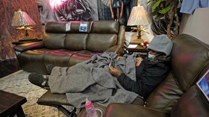 USA: Texanerin Natalie Harrell hält sich mit ihrer Tochter in einem Möbelhaus auf, das der Besitzer als Unterschlupf für die Bürger ohne Strom geöffnet hat.
