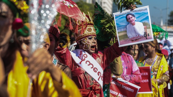 Myanmar: "Geh weg, du kleiner Kerl": Ein sogenanntes Medium, durch das die Geister sprechen sollen, demonstriert gegen die Junta.