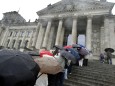Anstehen bei Regen vor dem Reichstag