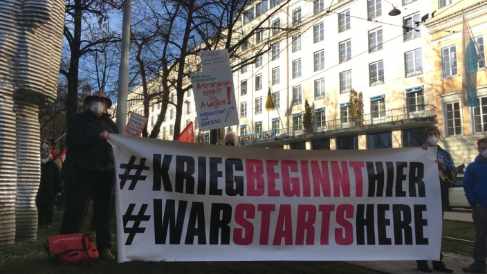 Anti-Siko-Demo vor dem Hotel Bayerischer Hof am Promenadeplatz, 20.2.2021, Foto: Tom Soyer