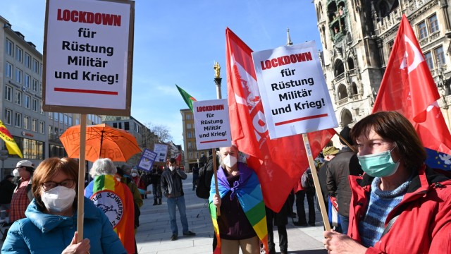 Proteste gegen Münchner Sicherheitskonferenz: Begonnen hat die Demo gegen die Sicherheitskonferenz am Marienplatz, wo sich etwa 100 Menschen versammelten.