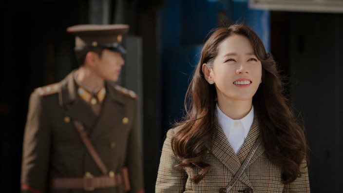 K-Drama "Crash Landing on You": In "Crash Landing on You" spielt Son Ye-jin eine reiche Geschäftsfrau, die von einem Sturm beim Gleitschirmfliegen nach Nordkorea geweht wird und sich dort in einen Offizier verliebt.