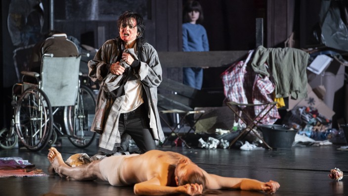 Milo Raus Operndebüt als Stream: Mord wider das Libretto: Sesto (Anna Goryachova) liebt Tito (Bernard Richter, nackt am Boden), aber sie konnte dessen Menschenverachtung nicht mehr ertragen.