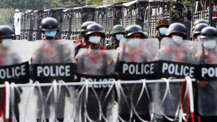 Polizei sperrt 2021 aufgrund von Protesten eine Straße in Mandalay. Myanmar ist international weitgehend isoliert.