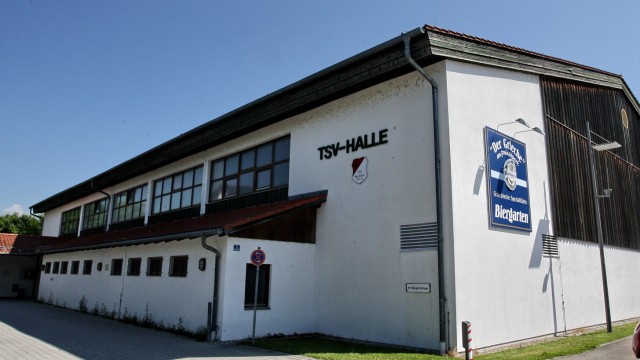 Sportvereine in Freising und Erding: Auf dem Dach der TSV Halle in Neufahrn wurde bereits eine Photovoltaik-Anlage installiert. Nun muss noch eine alte Turbine unter dem Dach ausgetauscht werden, um Energie zu sparen.