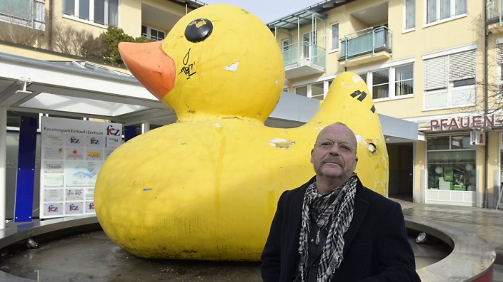Umstrittene Kunst: Der Aktionskünstler Wolfgang Flatz gestaltete etwa die gelbe Ente im Fasanen-Einkaufszentrum in Unterhaching.