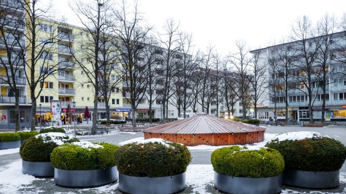 Schwabing: Beliebter Treffpunkt: Wenn er nicht gerade verschneit ist, tummeln sich mitunter viele Menschen auf dem Hohenzollernplatz in Schwabing.