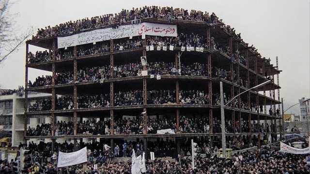 Dokumentarfilm "Der nackte König": Menschenmassen demonstrieren in Teheran 1978 gegen den Schah.