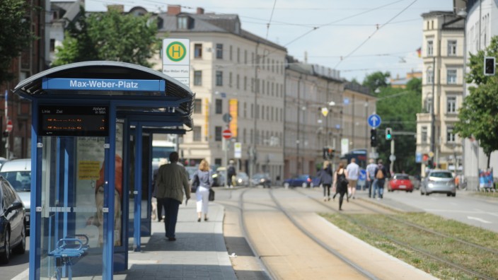 Nahverkehr: Bis zum Max-Weber-Platz und weiter einmal quer durch die Stadt könnte man mit der Tram 21 fahren.