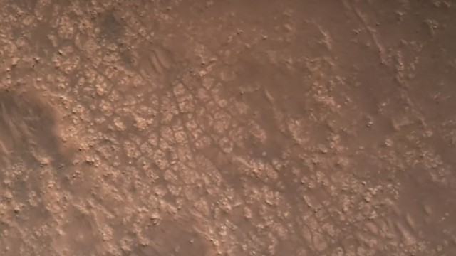 Mars-Landung: Willkommen auf dem Mars: Die Oberfläche wird sichtbar.