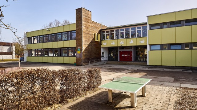 Energiekrise: Die sanierungsbedürfte Grundschule in Eglharting verbraucht etwa doppelt so viel Energie, wie vergleichbare Einrichtungen.