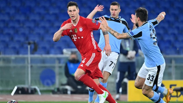 FC Bayern siegt 4:1 in Rom: Leichtfüßig: Niklas Süle dribbelt an zwei Verteidigern vorbei.