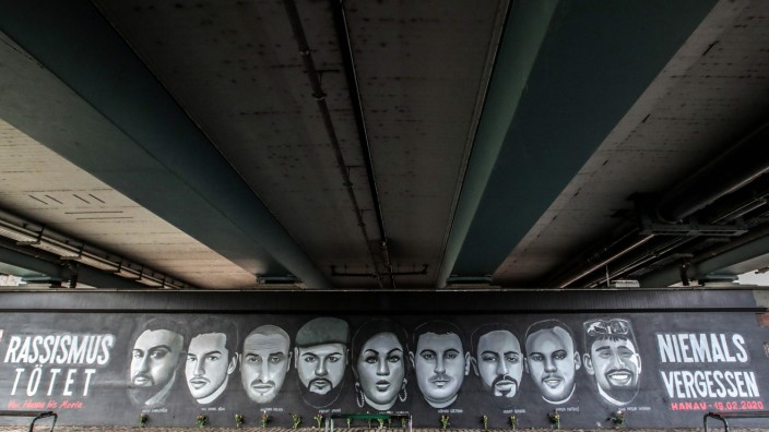 "Monitor"-Beitrag: Ein Graffiti mit den Gesichtern der Opfer von Hanau: Ein Video über die Versäumnisse der Polizei bei dem rassistischen Anschlag landete nun in den Content-Filtern von Facebook und Instagram.