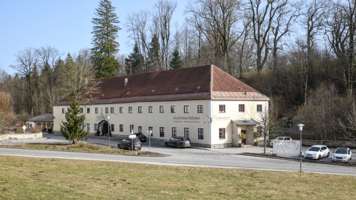 Lockdown: Die Klosterschänke in Dietramszell ist schön gelegen, das hilft in Corona-Zeiten aber nur wenig. Für die Umsatzeinbußen im Lockdown des Frühjahrs 2020 fordern die Wirtsleute von der Allianz 83.000 Euro Entschädigung.