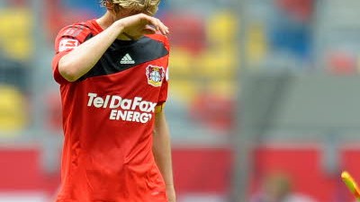 Bayer Leverkusen: Rolfes verletzt: Es war einmal ein Glückskind: Simon Rolfes, jahrelang bei bester Gesundheit, droht wegen seiner Knieprobleme die WM in Südafrika zu verpassen.