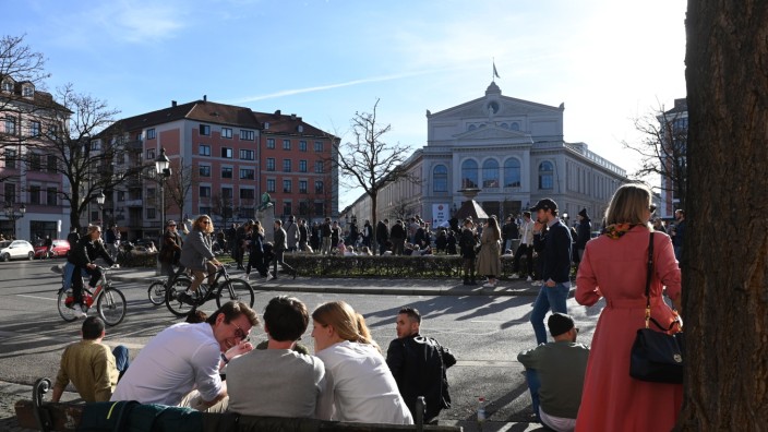 Freizeit während Corona: Der Gärtnerplatz wird auch in Corona-Zeiten zum Treffpunkt der Münchner. Um das Geschehen im öffentlichen Raum zu entzerren, müssten andere Plätze aufgewertet werden.