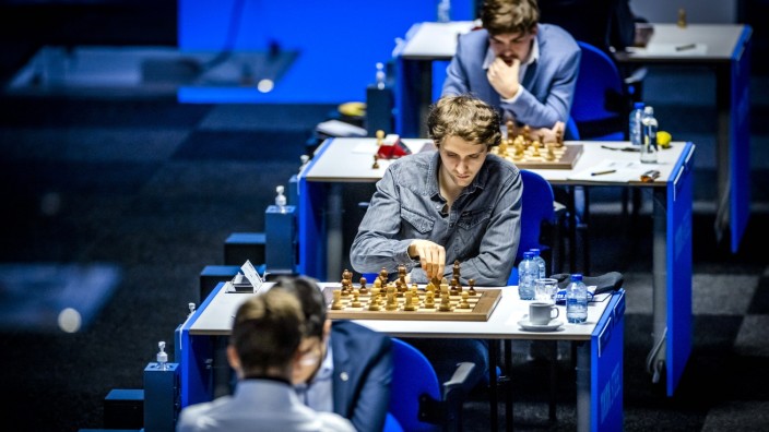 Schach: Alexander Donchenko (Mitte) beim Prestigeturnier in Wijk aan Zee
