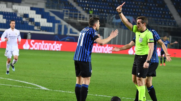 Champions League: Tobias Stieler zeigt Remo Freuler von Atalanta Bergamo die rote Karte