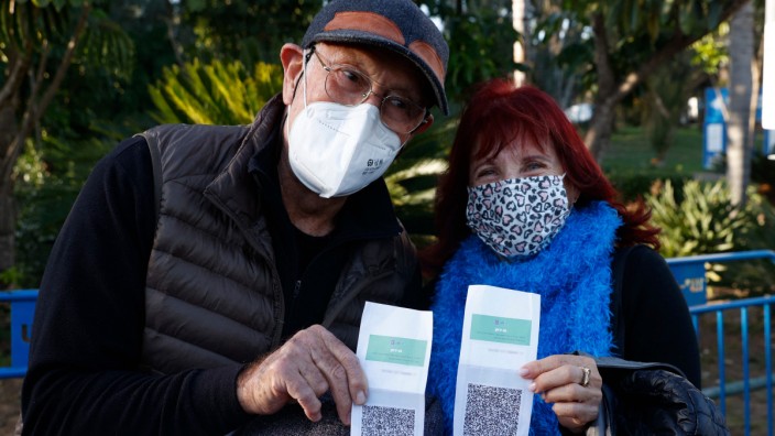 Israel: Eintritt erlaubt mit dem grünen Pass: Dieses Ehepaar hat bereits die vollständige Corona-Impfung erhalten und darf nun ein Konzert in Tel Aviv besuchen.
