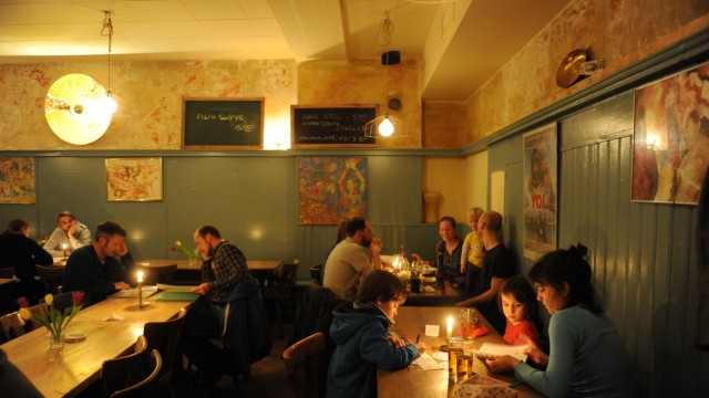Corona-Erinnerungen: Aus einer anderen Zeit: Gäste essen in der Taverne Yol im Dreimühlenviertel.