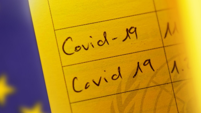 2 Covid-Impfungen mit Impfstoff Comirnaty in einem Impfausweis eingetragen, COVID-19 mRNA vaccine, Bern, Schweiz, Europa