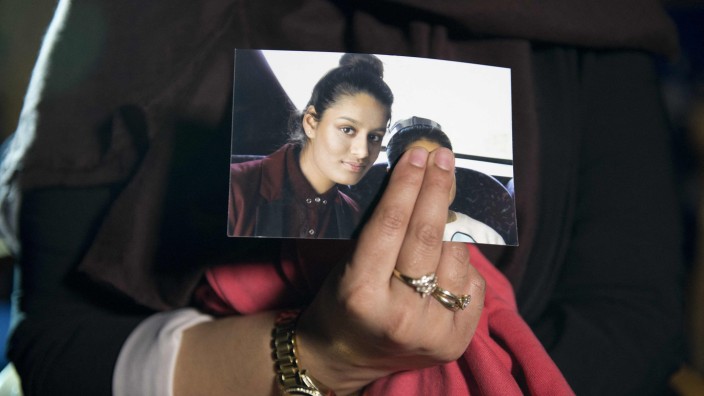 Shamima Begum: Diese Aufnahme aus dem Jahr 2015 zeigt ein Foto der damals 15-jährigen Shamima Begum, das ihre Schwester in die Kamera hält.