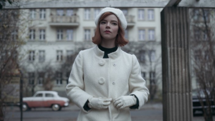 Filme und Serien: Die Schlusszene im "Damengambit": Beth Harmon schwebt im Gewand einer Schach-Dame durch Moskau. Gedreht wurde die Szene an der Karl-Marx-Allee in Berlin.