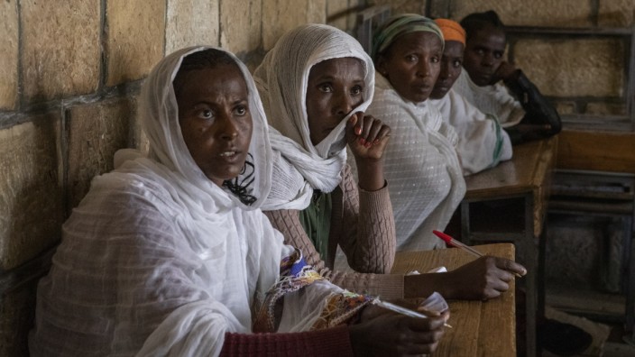 Äthiopien: Geflüchtet vor dem Konflikt: Frauen aus der Tigray-Region hören in Adigrat dem Unicef-Direktor Manuel Fontaine zu.