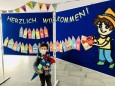 Corona und Schule: Ein Erstklässler in der Schule während der Corona-Pandemie