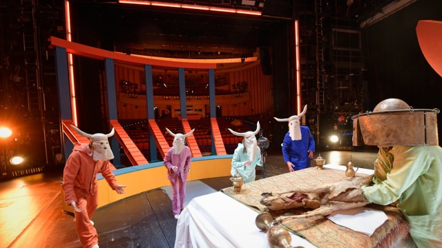 Zwei Premieren der Berliner Volksbühne: Mythisches Maskentheater, hautnah auf der Bühne mitzuerleben in einer 360-Grad-Ansicht. Im Hintergrund das leere Volksbühnen-Parkett.
